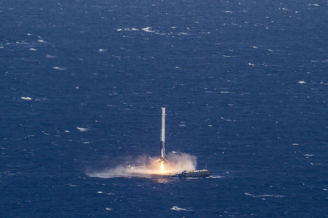 Tầng một tên lửa Falcon 9 hạ cánh trên sà lan tự hành giữa biển